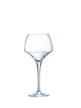 Chefkoch und Sommelier öffnen Tannin-Rotweinglas